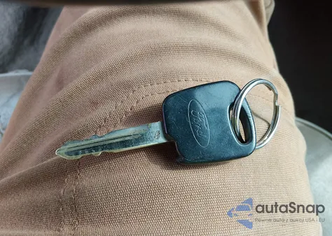 2002 Ford Crown Victoria Lx z USA, uszkodzony, nr VIN 2FAFP74W82X140787